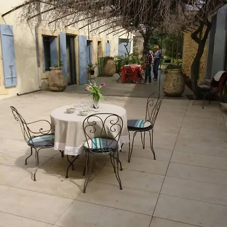 Sous La Tonnelle, Maison De *